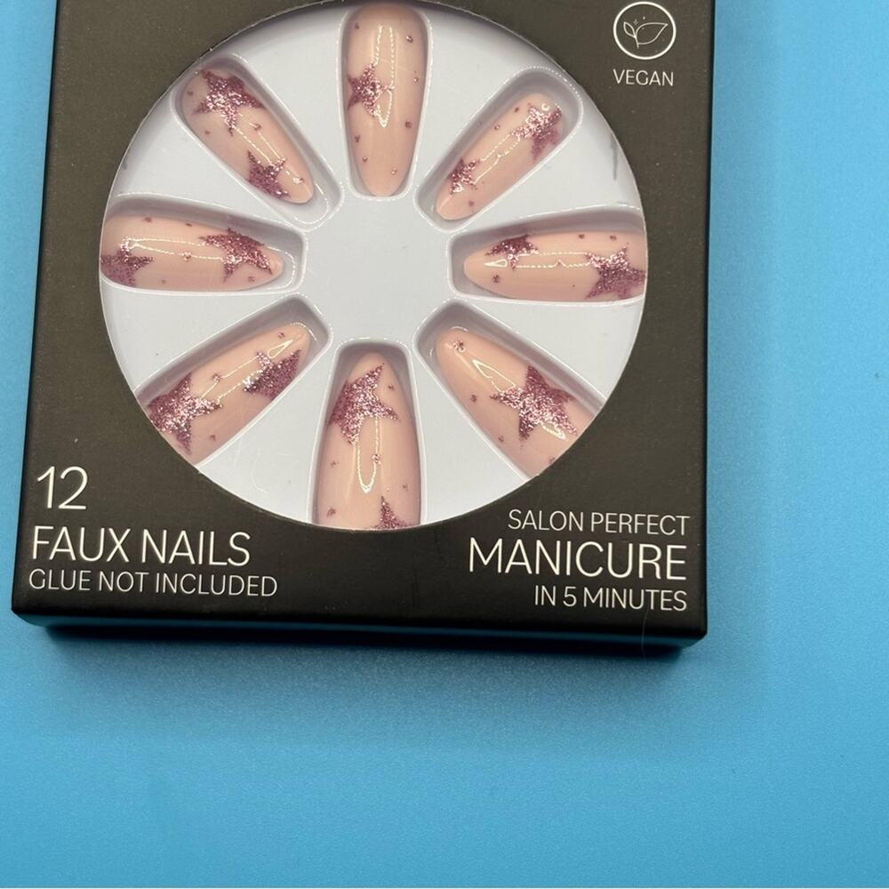 Set of 12 faux nails with sparkle pink star designs. Free earrings‎ included.